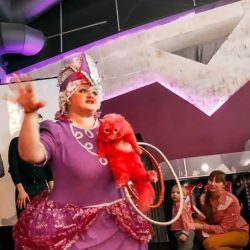 Performing cat in Russia is painted pink for three years