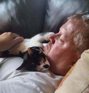 Tiny rescue kitten bewitches man who did not want her