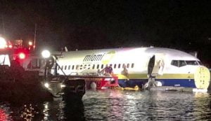 737 Boeing overan runway into water