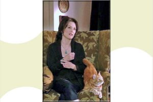 Julianne Moore and cat