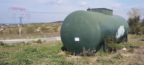 Street artist paints mind-bending illusion of Sphynx cat on old gas tank