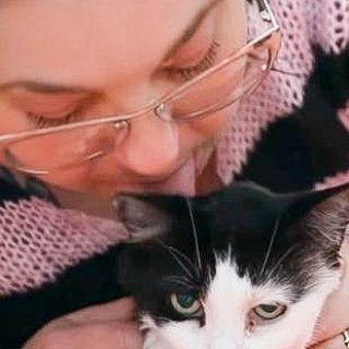 Woman licks her cat as she wants to behavior like a true cat mom